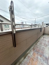 その他画像 【バルコニー】 2部屋からアクセスできるバルコニー。家族分の洗濯物もたっぷり干せます。日当たりも良好です!