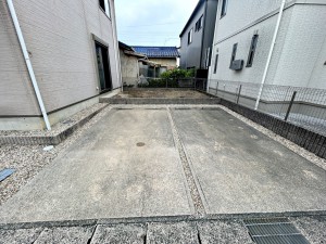 その他画像 駐車スペースは2台分を確保!並列駐車が可能で車の出し入れもしやすく、運転の苦手な方にも安心です