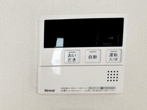 キッチン フルオートのバス給湯器です。自動を押すだけでお湯を自動で張ってくれます。 湯温の調整もこの給湯器から出来るので楽チンですね
