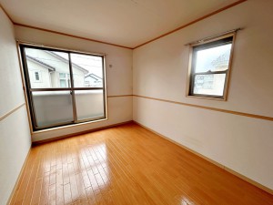 子供部屋 【北側洋室】 バルコニーに面した洋室は視覚的にも広がりがでる開放的な空間になります。