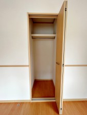 その他画像 パイプハンガー付きのクローゼットは服を畳まず収納でき大切な衣類をシワや日焼けから守ります。