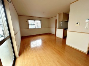 居間 奥行きのあるLDKなので、それぞれの過ごし方ができます。リビング、ダイニングで、それぞれ別のことをしながらでも、時々会話も楽しめます。