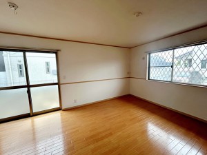 居間 沢山の光が差し込む明るいリビングは、開放的で心地よい空間です。自然と家族が集まり幸せな時間が流れます。