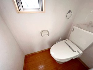 その他画像 【トイレ】 窓付きで換気がしやすいトイレ!