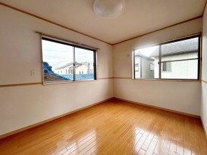 その他画像 【東側洋室】 2面採光で、晴れの日の日中はいつも明るい室内に。窓を開放すれば気持ちの良い風が入ります。