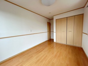 寝室 【南側洋室】 寝室には大きな収納スペースがあり、室内を広々と利用できます!