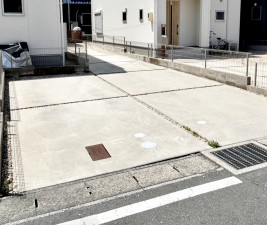 その他画像 駐車スペースは2台分を確保!並列駐車が可能で車の出し入れもしやすく、運転の苦手な方にも安心です