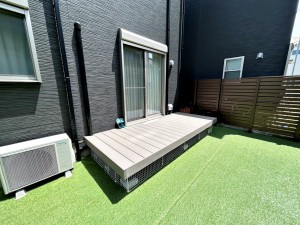 外観 人工芝でお手入れの負担を軽減した使いやすいお庭です