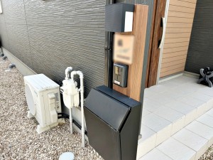 外観 お洒落な一体型で場所を取らない、玄関前のカメラ付インターホン・ポスト