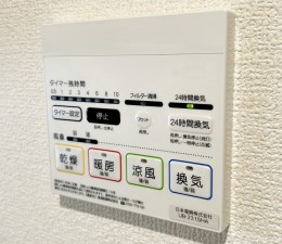 その他画像 入浴後の水滴や湿気を排出し、カビの発生や臭いを抑制する換気乾燥暖房機。雨の日の洗濯物にも効果的