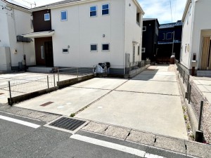 外観 奥の建物になります。地域に密着した不動産販売でお客様のニーズに、経験豊富なスタッフが柔軟に対応させていただきます。