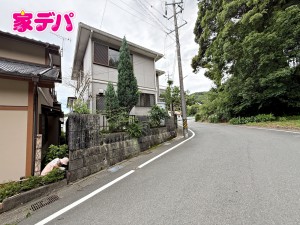 外観 前面道路は公道で、車のすれ違いもらくらく広々6mの幅があります