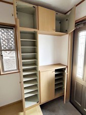 内装 【シューズボックス】 天井までのシューズボックスは容量もたっぷり入ります。中央飾り棚には季節感ある演出が楽しめます。