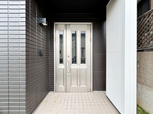 玄関 【玄関】 玄関が深い位置にあるので雨に濡れることなく身支度ができます