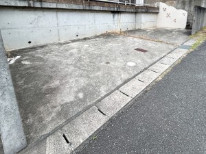 その他画像 駐車スペースは2台分を確保!並列駐車が可能で車の出し入れもしやすく、運転の苦手な方にも安心です