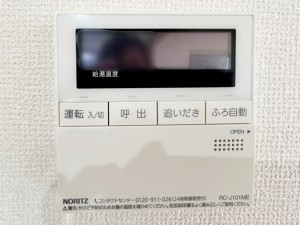 その他画像 リビングに設置されていますので、浴室まで行かずにお湯張りや追い炊きが可能です。