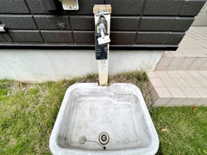 外観 玄関横には立水栓が設置されています!お庭の水撒き、洗車、お掃除、お子様の水遊びなど便利です!