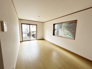 居間 ご家族みんながゆったりくつろげる広々リビングは明るい陽射しがさしこみます