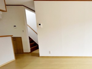 居間 自室に向かうお子さんの様子を伺うこともでるリビング階段。親御さんにとって嬉しいつくりですね!
