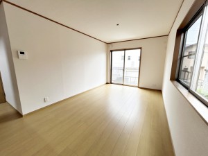 居間 縦長リビングは壁面が広いため、収納や家具などを自由に配置しやすいです