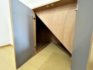 その他画像 階段下を有効活用した収納スペース!
