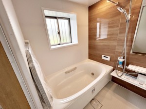風呂 【浴室】 防水性や保温性に優れたシステムバスルーム!洗い場と脱衣所の段差が少なくバリアフリー(新品交換済)