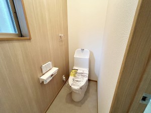 その他画像 【トイレ】 温水洗浄機能の付いた快適なトイレ。毎日使用する場所だから、換気出来るよう、窓も完備しています。(新品交換済)