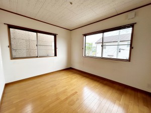 その他画像 【洋室】 腰窓で机や家具の配置がしやすい洋室。子供部屋や書斎にもオススメです!