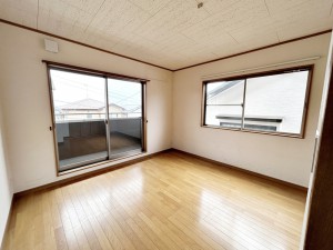 寝室 【洋室】 2階主寝室です。二面採光で明るく、風通しも良好です。ご夫婦のくつろぎの場所として最適です!