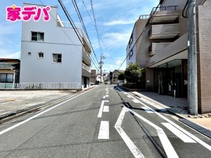 外観 前面道路:南西側約7.2m幅