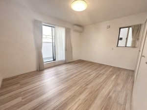 寝室 【洋室7.8帖】 キングサイズのベッドも置ける7.8帖のゆとりある主寝室。光も取り入れやすく明るい空間になっています。