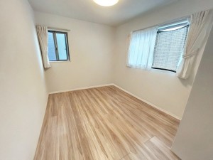 子供部屋 【洋室6帖】 腰窓で机や家具の配置がしやすい洋室6帖。子供部屋や書斎にもオススメです!