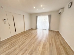 居間 大きな窓から柔らかな光が降り注ぎ、明るさが室内の奥まで行き渡ります。