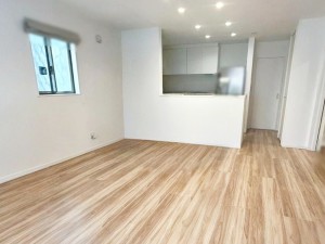 居間 人気の対面キッチンは料理をしながらご家族やお客様との会話が楽しめます!