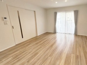 居間 縦長リビングは壁面が広いため、収納や家具などを自由に配置しやすいです
