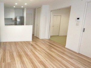 居間 ご家族みんながゆっくり過ごせるリビングは続き間の和室もあり、くつろぎの空間が広がります!