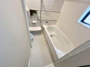風呂 【浴室】 防水性や保温性に優れたシステムバスルーム!洗い場と脱衣所の段差が少なくバリアフリー