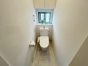 その他画像 【2階トイレ】 1、2階共にシャワー機能付!小窓が付いている為換気もスッキリして頂けます。