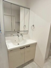その他画像 【洗面台】 洗髪・洗面・化粧などができる機能と収納スペースを一体化した洗面台です。