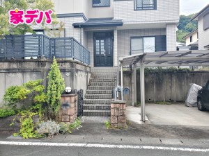 玄関 道路面より高い位置に玄関があり、通行の視線が届きにくい配置です