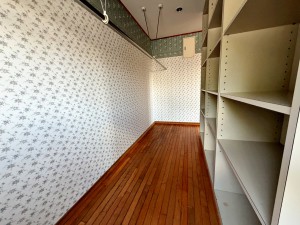 その他画像 【ウォークインクローゼット】 主寝室にはウォークインクローゼットを備えており、衣類や季節物もしっかり収納できるのが特徴です。