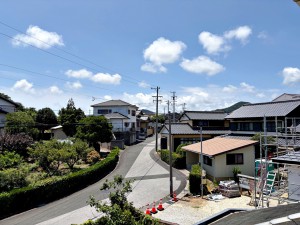 その他画像 バルコニーからは閑静な街並みを望むことができ、外の空気を感じながら過ごせるスペースです。日常の中で外の景色を眺めることで気分転換もしやすく、ほどよい開放感も感じられます。