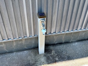 外観 玄関横に立水栓があるので、お庭の水やりや洗車、外まわりのお掃除もスムーズ。夏にはお子様の水遊びにも活用でき、屋外でのさまざまなシーンで便利に使える、うれしい設備です。
