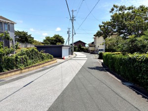 外観 前面道路:南側約4.8m幅。 見通しが良く、車の移動や駐車もスムーズに行えます。毎日の通勤やお買い物などのお出かけも快適で、ゆとりを持って車を出し入れできるのが魅力。