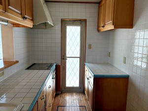 キッチン 勝手口が設けられており、ゴミ出しや換気などに便利にお使いいただけます。キッチンから直接外へ出入りできるため、家事動線がスムーズになり、日々のちょっとした作業も効率よく行えます。