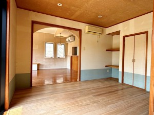 その他画像 【1階洋室】 南向きならではの恵まれた採光と通風で、日中は明るい光がしっかりと差し込むお部屋です。風通しも良く、室内にいながらも開放感を感じられるため、毎日の暮らしを心地よく過ごしていただけます!