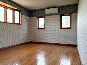 寝室 【2階西側洋室】 2面採光で、晴れの日の日中は自然光がしっかりと差し込み、明るく心地よい室内です。窓を開ければ風通しも良く、気持ちの良い風が入り込むため、日々の生活に快適さを感じられるお部屋です!