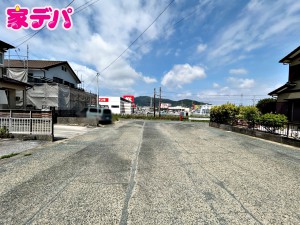 外観 前面道路は公道で、幅員約12mのゆとりある広さがあります。車同士のすれ違いや駐車時の切り返しもスムーズに行え、毎日の駐車やお出かけもらくらく。運転が苦手な方でもゆとりを持って出入りしやすい道路幅です。