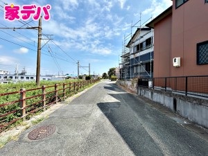 外観 前面道路はゆとりの約6m!車通りも比較的少なく、落ち着いた住環境が魅力です。