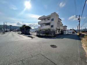 外観 3方道路に面した立地で、複数方向からの出入りが可能です